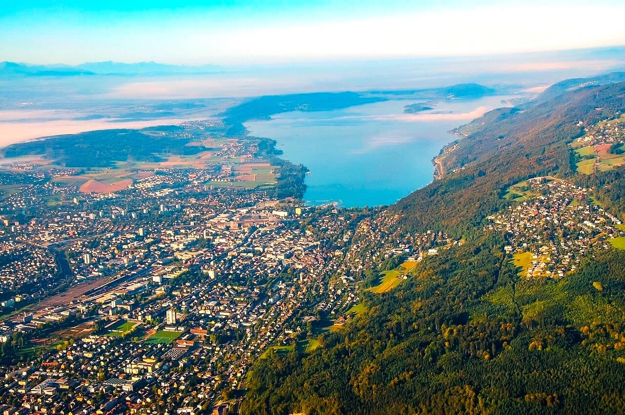 Luftaufnahme von Biel/Bienne und dem Bielersee